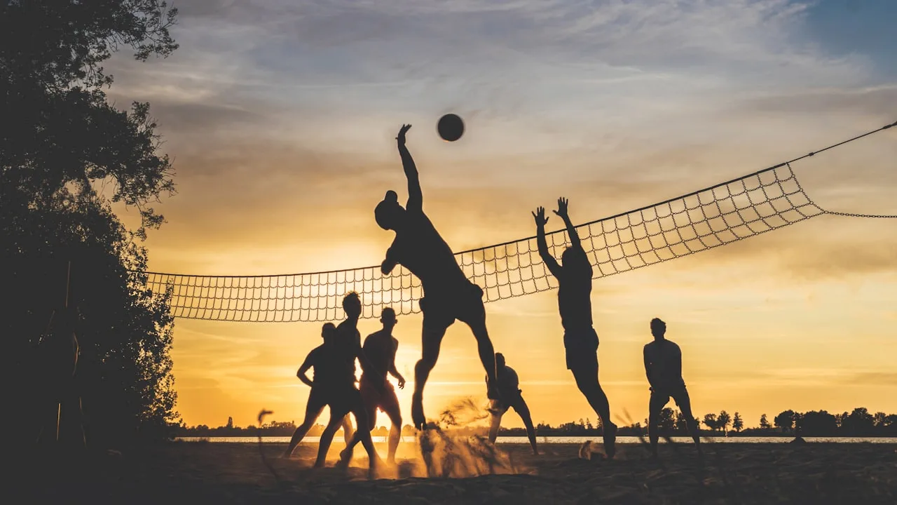 Équipe bénévole préparant les infrastructures sportives de plein air en été