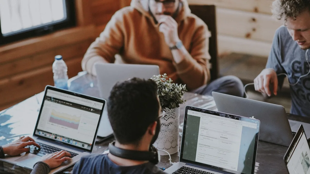 Dirigeants et référents techniques de l'association réunis au siège opérationnel